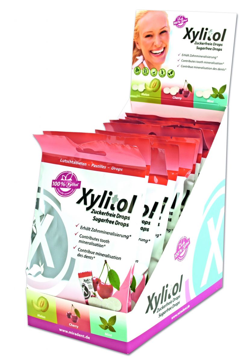 Zuckerfreie Kirsche-Xylit-Drops im Display, ideal für Zahnpflege.