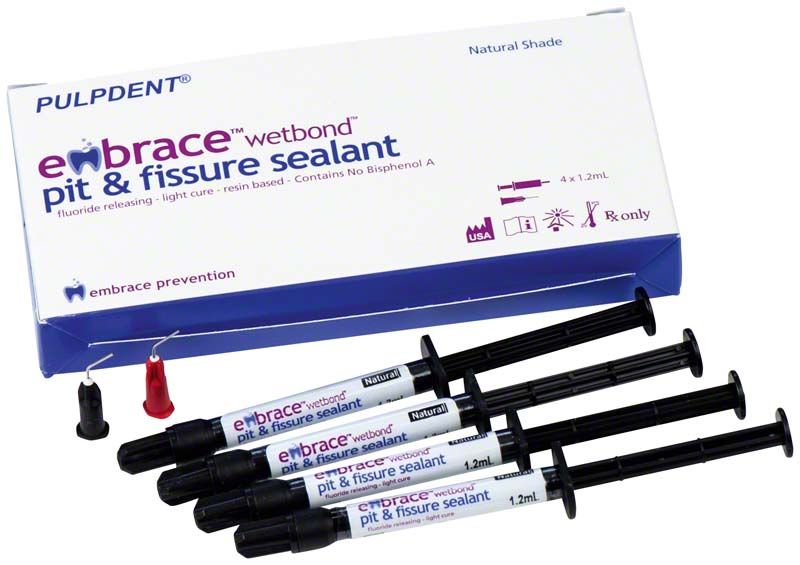 Pulpdent embrace™ wetbond™ Fissurenversiegeler Spritzen mit Verpackung im Hintergrund
