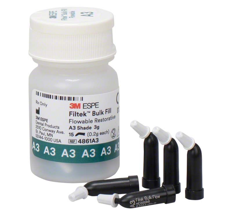 Filtek™ Bulk Fill Flowable Kapseln A3 neben einer Produktflasche.