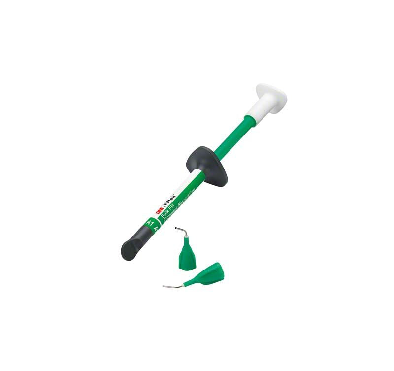 Filtek™ Bulk Fill Flowable Spritze A1 mit grüner Kappe und zwei Ersatzspitzen.