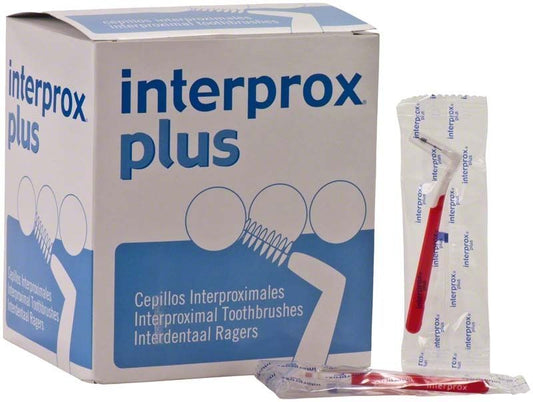 Kartonschachtel interprox® plus mit roter Interdentalbürste in Kunststoffverpackung.