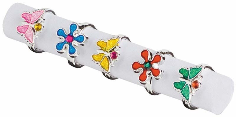 Ringe mit kleinen Kristallen in Schmetterlings- und Blumenform auf weißem Hintergrund.