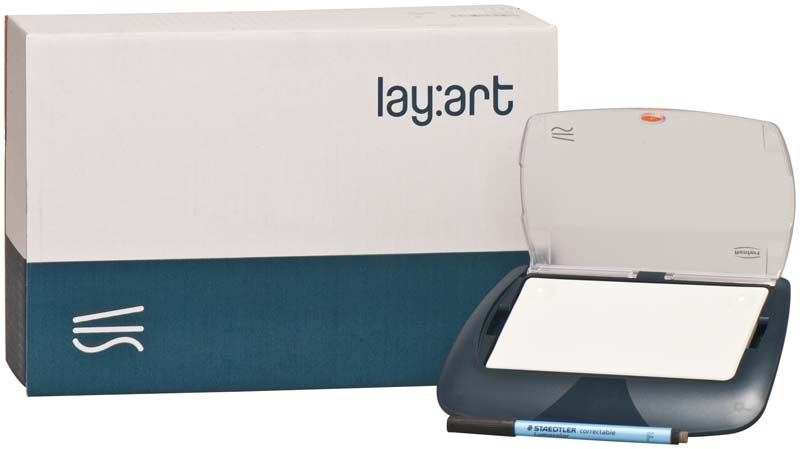 Anmischplatte lay:art tropic S mit Stifthalter und Verpackung im Hintergrund.