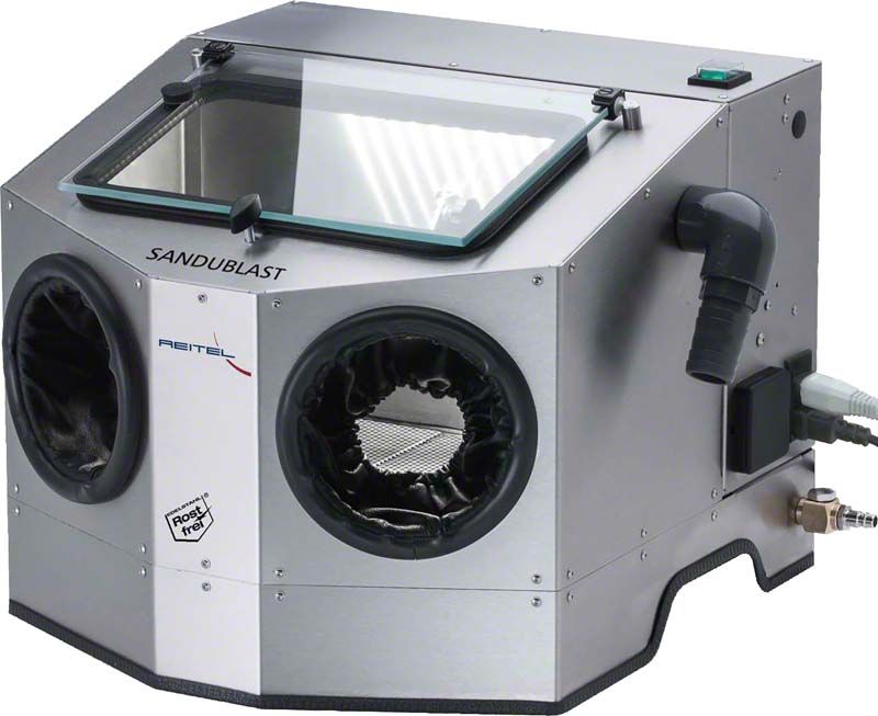 Umlaufstrahler SANDUBLAST mit zwei Handschuhöffnungen und Glasscheibe.