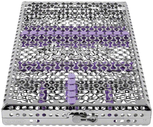 Chirurgische Kassette aus Edelstahl mit lila Details.
