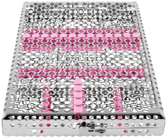 Chirurgische Kassette aus Edelstahl mit lavendelfarbenen Einsätzen.