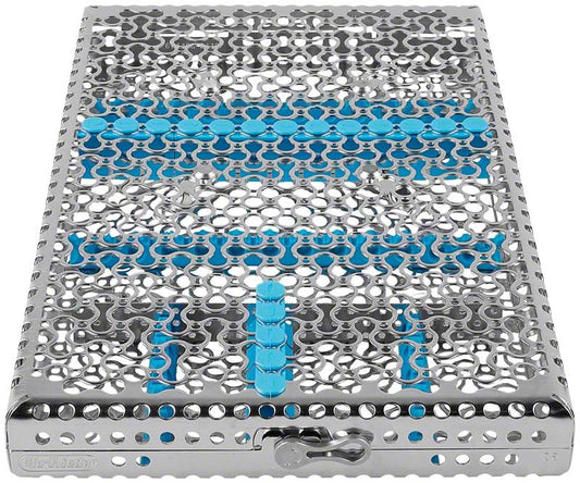 Chirurgische Kassette aus Edelstahl mit türkisfarbenen Halterungen.