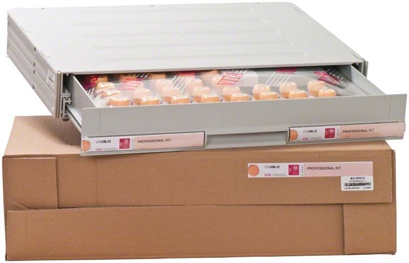 VITAVM®13 PROFESSIONAL KIT REGULAR mit geöffneter Schublade und Verpackung.