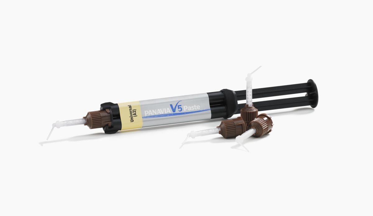 Panavia V5 Paste Refill A2 Universal in Spritzenform mit Applikationsspitzen.