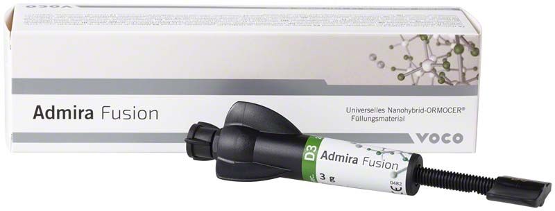 Admira Fusion Spritze D3 vor Verpackung mit Produktdetails und Logo.