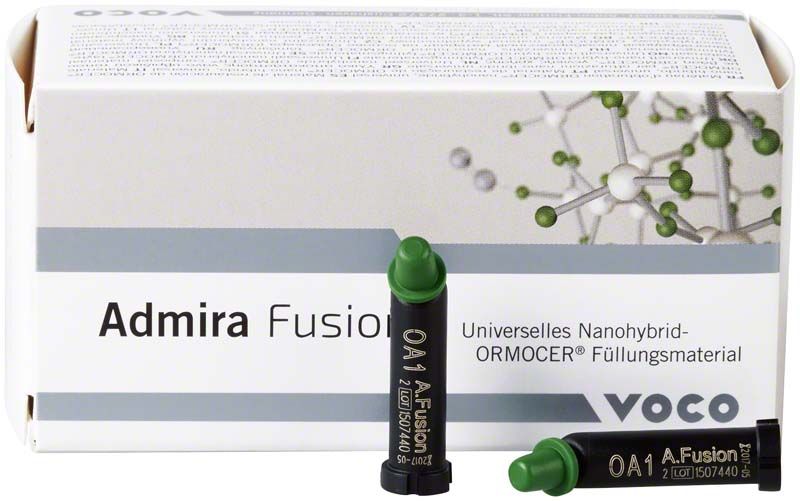 Admira Fusion Caps OA1 vor Verpackung mit Molekülgrafik und Logo.