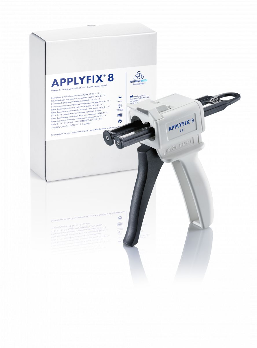 Dosierpistole Applyfix 8 vor Verpackung für Dentalmaterialien.