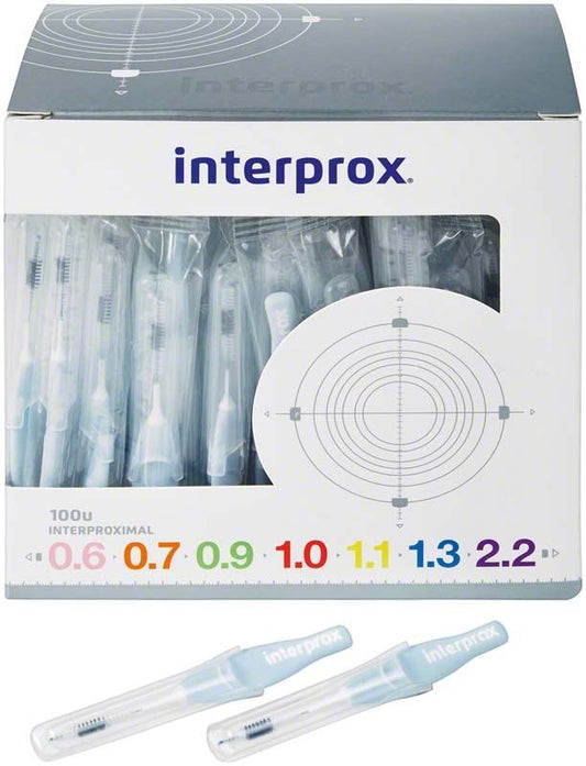 interprox® Box mit hellblauen zylindrischen Interdentalbürsten im Sichtfenster.