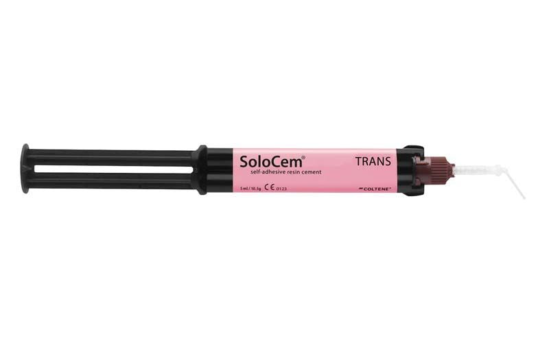 SoloCem Translucent Applikationsspritze mit Dosierspitze auf weißem Hintergrund.