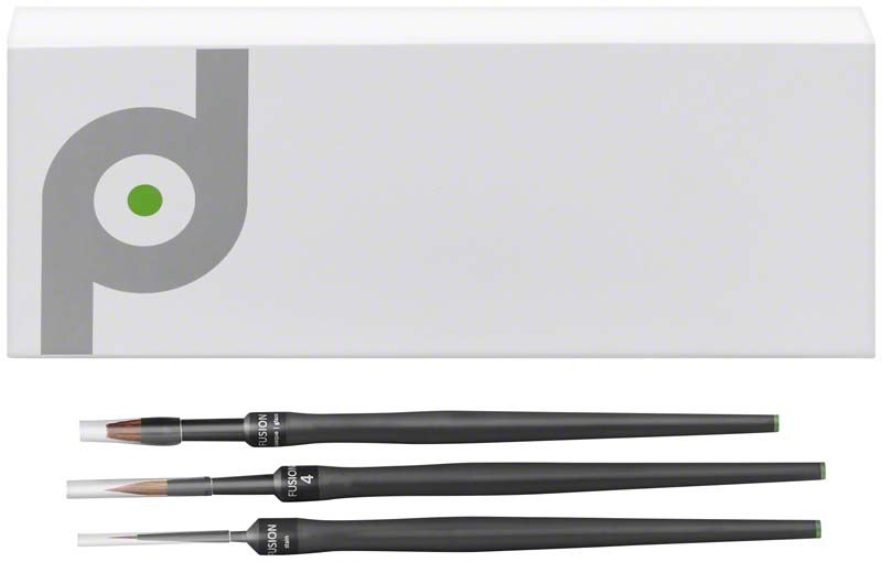 FUSION.brush Masterkit Gr. 4 mit drei schwarzen Pinseln und Verpackung.