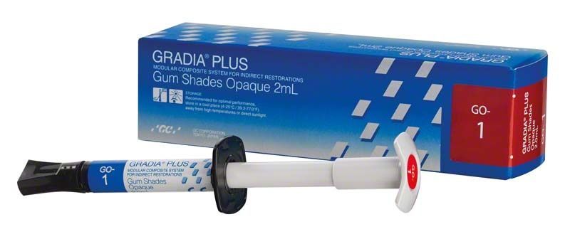 Spritze mit GRADIA® PLUS Opaker GO-1 und Verpackung im Hintergrund.