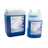 BioSonic® UC40 Ultraschallreiniger 1 Liter Flasche mit Dosierkammer und blauer Flüssigkeit.