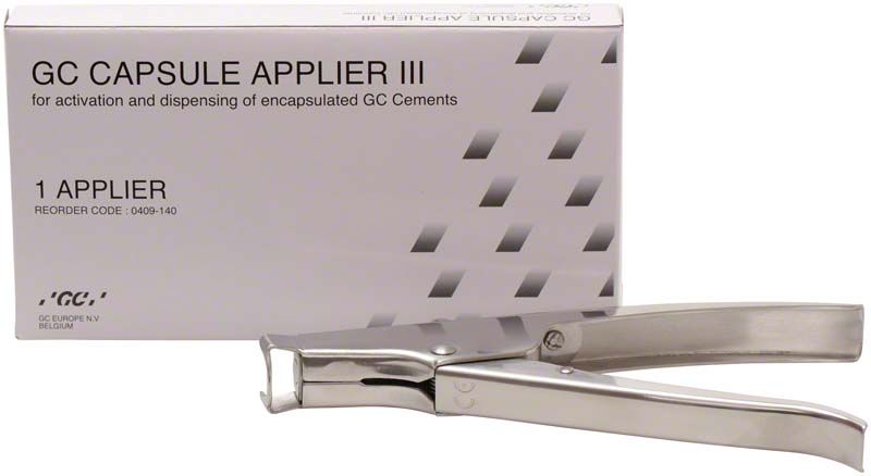 GC Capsule Applier III vor Verpackung für zahnmedizinische Anwendungen.