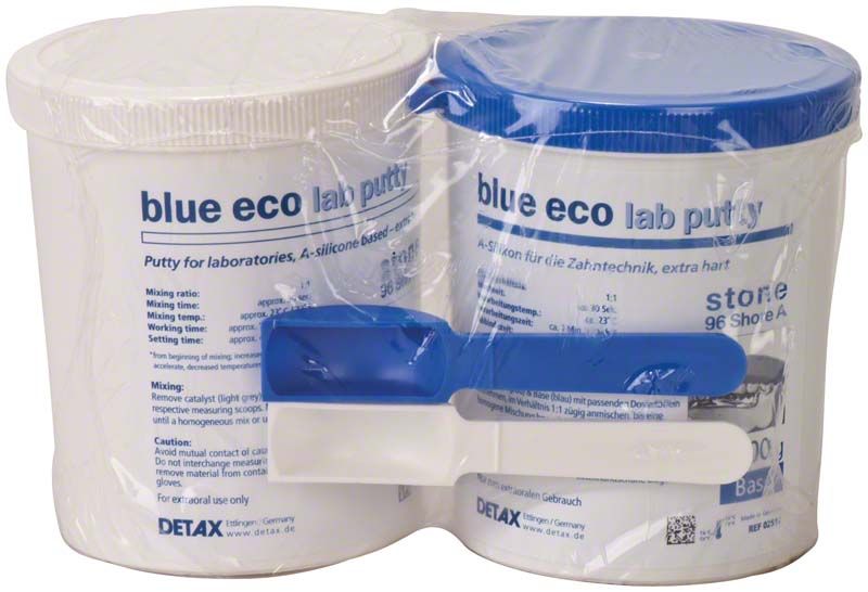 Zwei weiße Behälter mit blauer Aufschrift "blue eco lab putty" und blauen Deckeln.