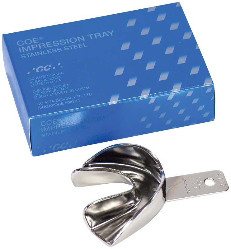 Unperforierter Stahl-Löffel von COE® mit Verpackung im Hintergrund.