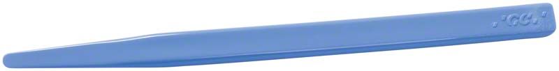 Blauer Anmischspatel von GC Germany für Dentalanwendungen.