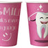 Einweg-Mundspülbecher aus Hartpapier mit rosa Zahndesign.