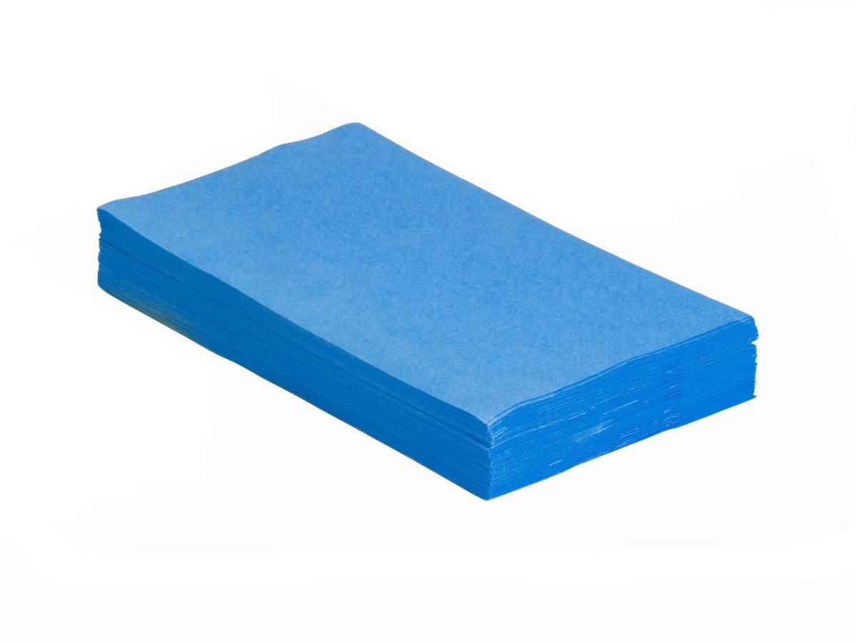 Stapel von blauen Monoart Traypapieren für den dentalen Einsatz.