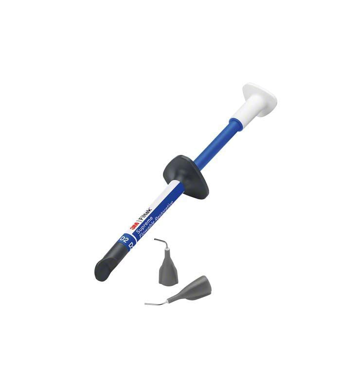 Filtek™ Supreme Flowable Spritze D2 mit blauer Spitze und zwei grauen Applikatorspitzen.