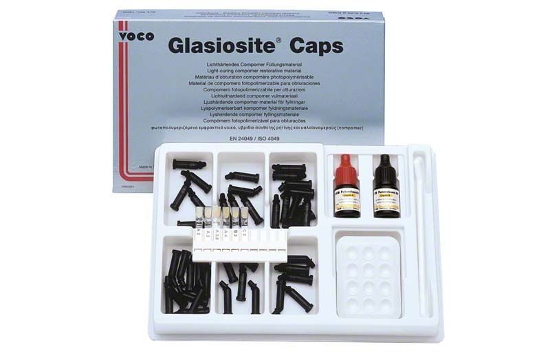 Glasiosite Caps A3 mit Verpackung und Dentalzubehör auf einem Tablett.