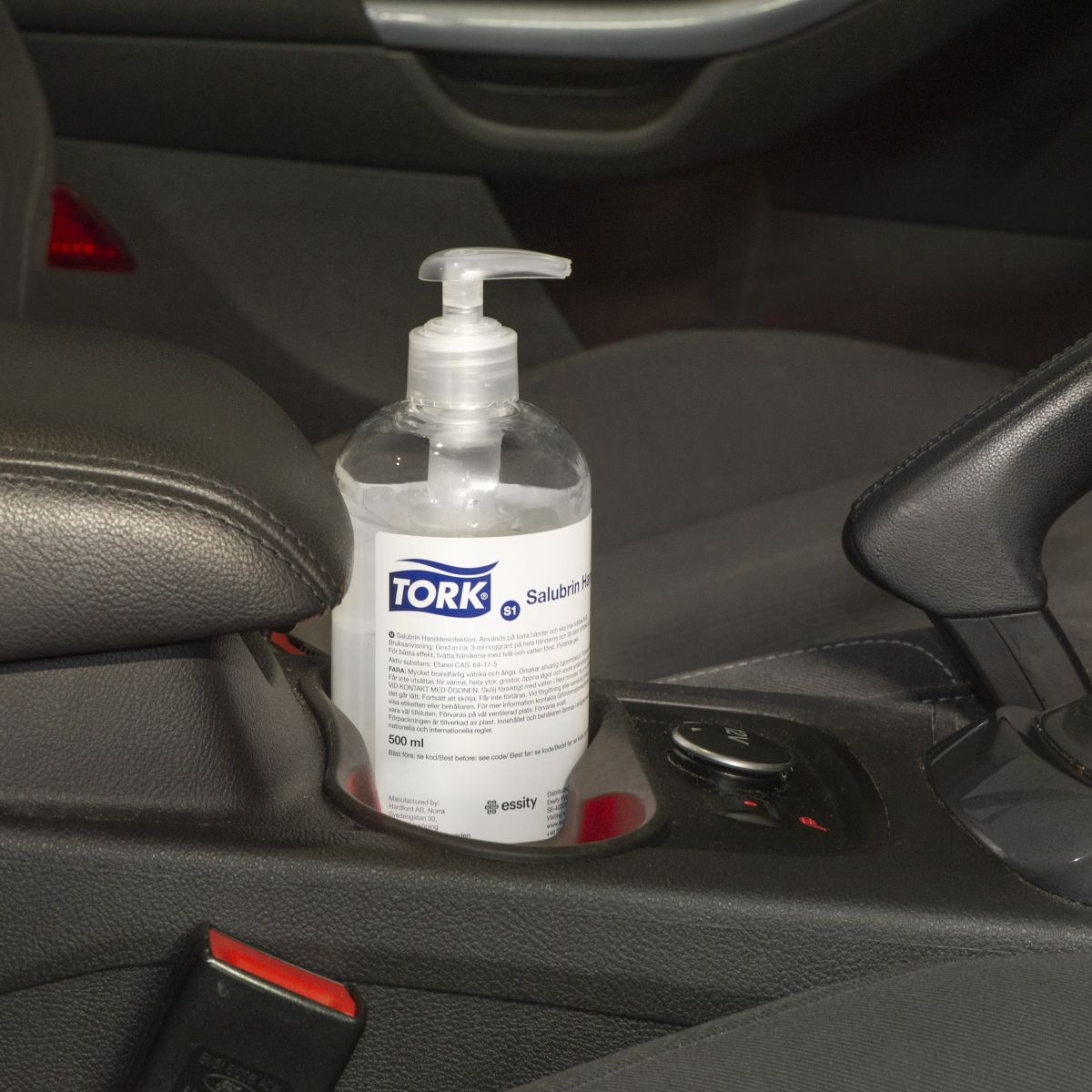 Tork Salubrin Händedesinfektionsgel 500ml in Fahrzeughalterung platziert.