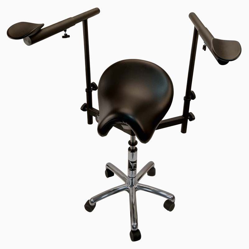 Schwarze Bambach® Armlehne Mikroskop auf ergonomischem Stuhl mit Rollen.