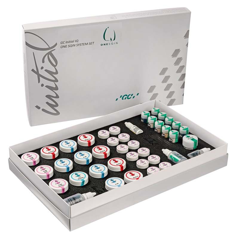 GC Initial IQ ONE SQIN System Set mit Keramikmaterialien in geöffneter Verpackung.