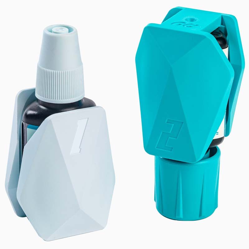 Flaschen mit G2-BOND Universal Schutz, eine in Blau, eine in Weiß.