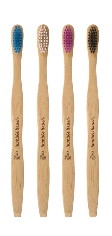 Vier Humble Brush Bambuszahnbürsten mit weichen Borsten in unterschiedlichen Farben.