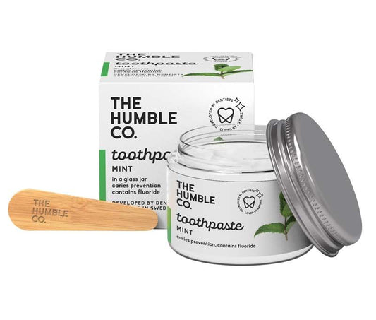 Humble Zahnpasta im Glas mit Minzgeschmack und Fluorid, inklusive Holzspatel.