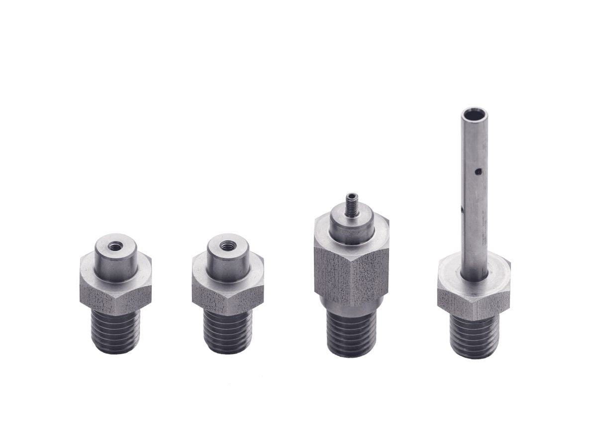 Vier Metalladapter für ZEG-Spitzen auf weißem Hintergrund.