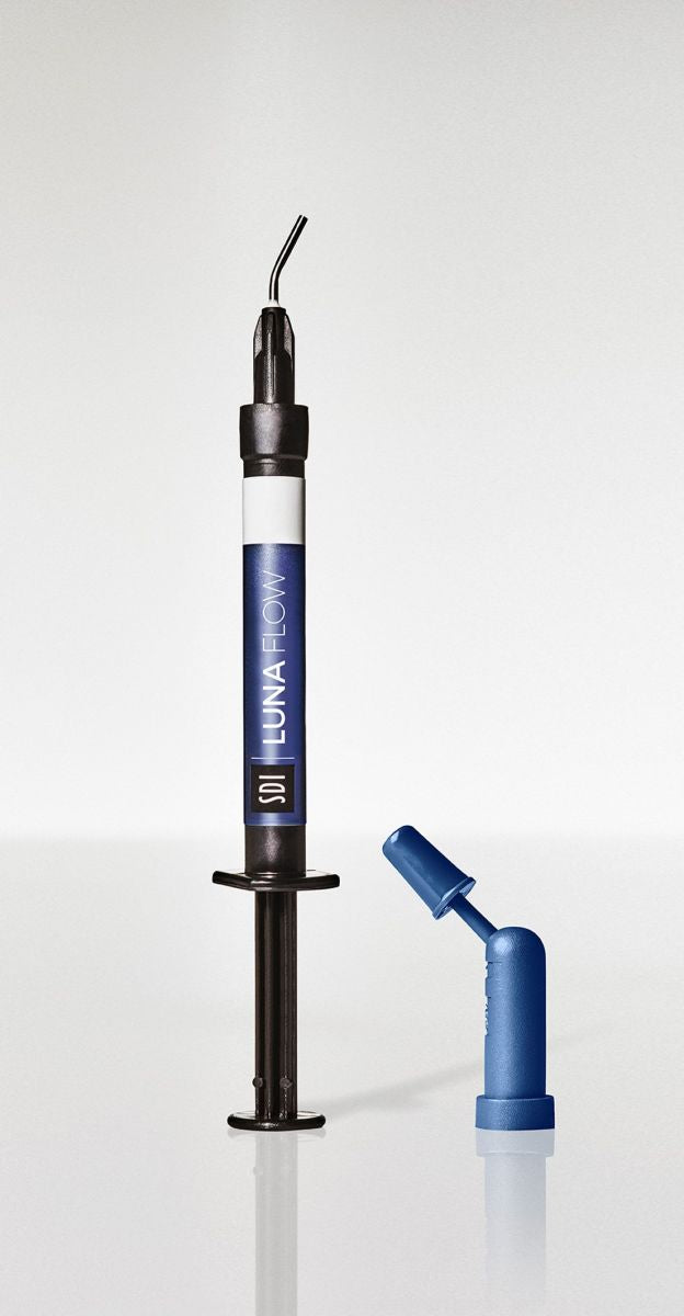 Luna Flow Spritze OA2 mit abgewinkelter Kanüle und Schutzkappe.