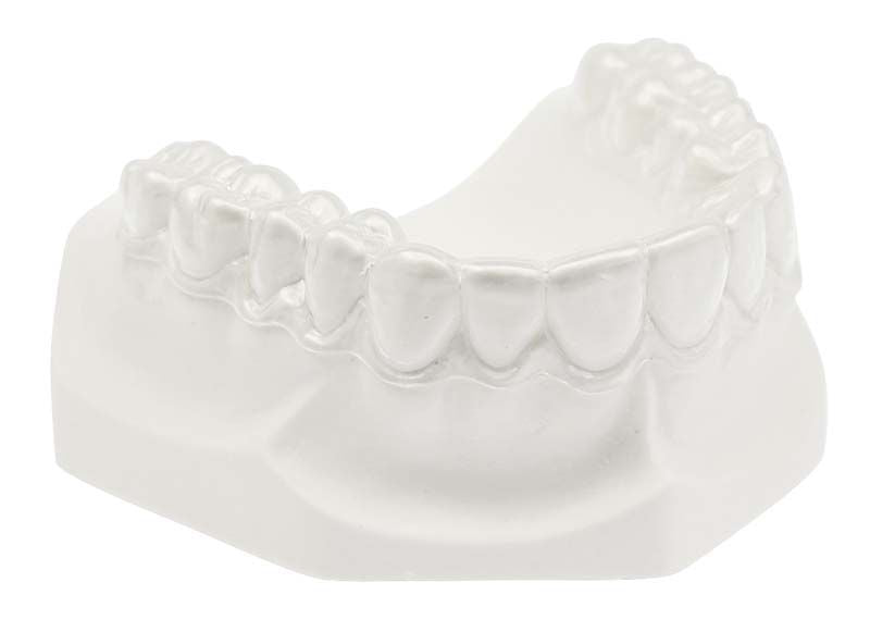 Transparente Zahnabdruckschiene aus DURAN® 100er 0,5mm Folie auf weißem Hintergrund.
