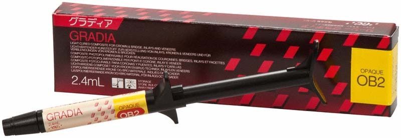 Spritze mit Gradia Opaque OB2 vor der Verpackung.