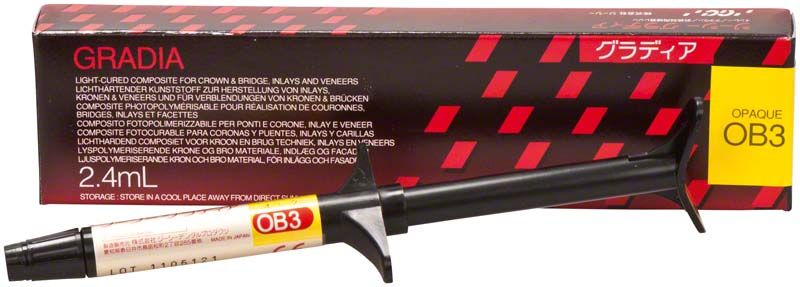 Spritze mit Gradia Opaque OB3 Komposit vor Verpackung.