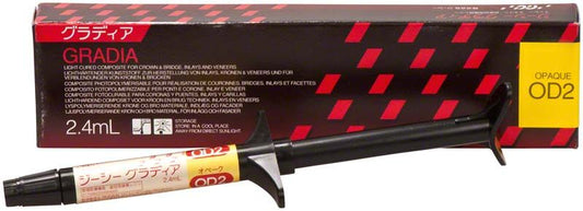 Spritze mit dentalem Gradia Opaque OD2 vor roter Verpackung