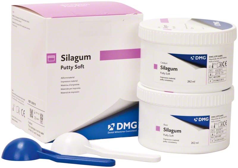 Silagum Dosen putty soft 2 x 262ml neben Verpackung und Dosierlöffel.