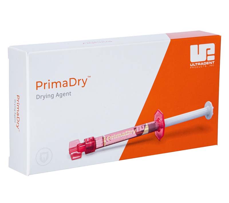 Rote PrimaDry-Spritze vor weiß-orangefarbener Ultradent-Verpackung mit Produktname.