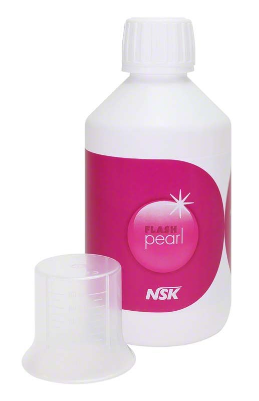 Flash Pearl Reinigungspulver Flasche mit weißem Messbecher und rosa Etikett.