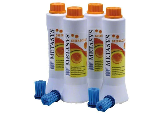 Vier Flaschen Green & Clean MB mit blauen Bürstenaufsätzen.