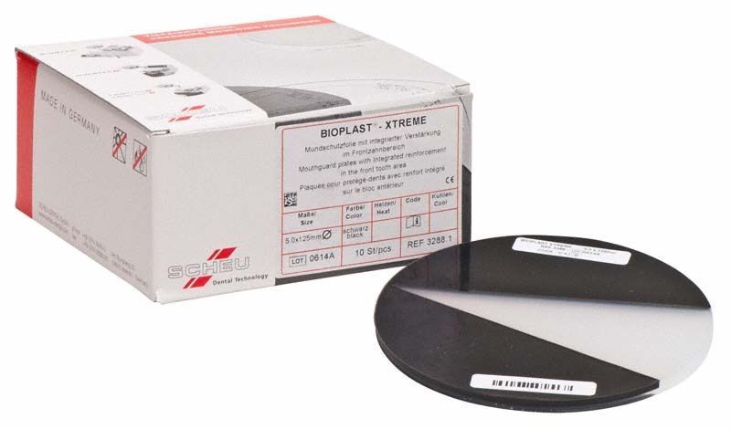 BIOPLAST® XTREME 5,0mm schwarz Verpackung neben schwarzer Tiefziehfolie.