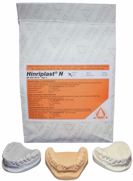 Hinriplast® N 25kg Sack mit Zahnmodellen im Vordergrund.