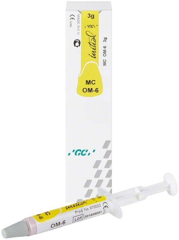 GC Initial MC Paste Opaque Modifier OM-6 in Spritze und Verpackung.
