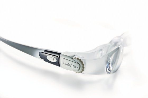 Lupenbrille maxDETAIL mit Fokus auf verstellbarem Linsenmechanismus und Seitenarm.