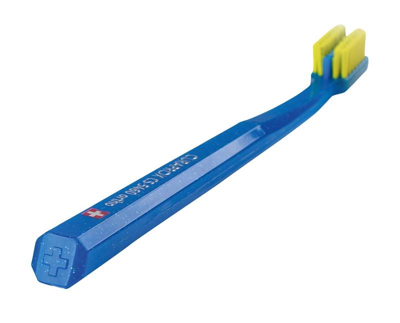 CURAPROX Handzahnbürste ortho ultra soft mit blauem Griff und gelben Borsten.